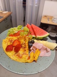 Frühstücksteller mit Omelett und Obst