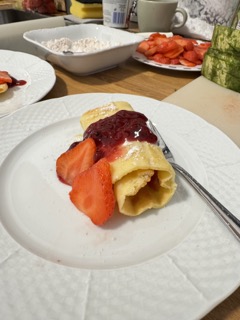 Pfannkuchen mit Erdbeeren und hausgemachter Marmelade
