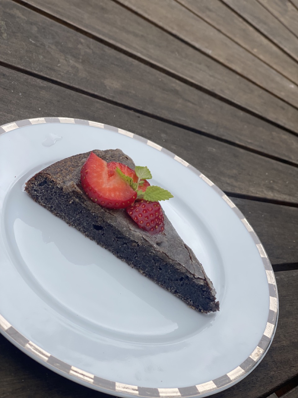 Hausgemachtes Schokoladendessert mit Erdbeeren